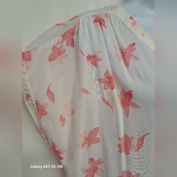 GAP Top M White Pink Coral Short Cuffed Sleeve V Neck Flowy No Stretch Fabric - Picture 2 of 5